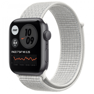 Apple Watch SE // 44мм GPS // Корпус из алюминия цвета «серый космос», спортивный браслет Nike цвета «Снежная вершина» (2020)