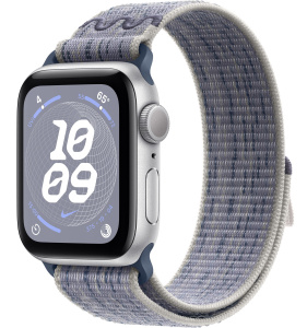 Apple Watch SE // 44мм GPS // Корпус из алюминия серебристого цвета, спортивный браслет Nike цвета «Серый/синий» (2024)