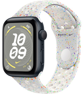 Apple Watch SE // 44мм GPS // Корпус из алюминия цвета «тёмная ночь», спортивный ремешок Nike цвета «Чистая платина» (2024)