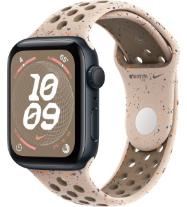 Apple Watch SE // 44мм GPS // Корпус из алюминия цвета «тёмная ночь», спортивный ремешок Nike цвета «Пустынный камень» (2024)