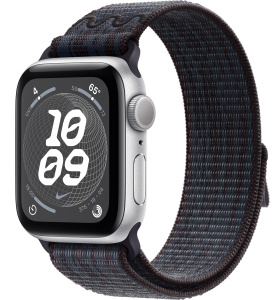 Apple Watch SE // 44мм GPS // Корпус из алюминия серебристого цвета, спортивный браслет Nike цвета «Черный/синий» (2024)