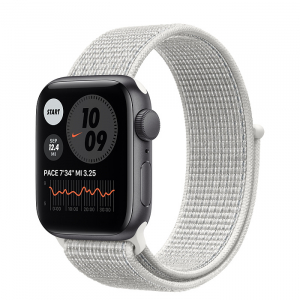 Apple Watch SE // 40мм GPS // Корпус из алюминия цвета «серый космос», спортивный браслет Nike цвета «Снежная вершина» (2020)