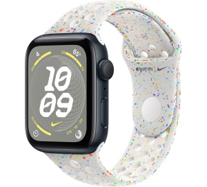 Apple Watch SE // 40мм GPS // Корпус из алюминия цвета «тёмная ночь», спортивный ремешок Nike цвета «Чистая платина» (2024)