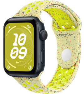 Apple Watch SE // 44мм GPS // Корпус из алюминия цвета «тёмная ночь», спортивный ремешок Nike цвета «Электрическая вспышка» (2024)