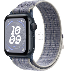 Купить Apple Watch SE // 44мм GPS // Корпус из алюминия цвета «тёмная ночь», спортивный браслет Nike цвета «Серый/синий» (2024)
