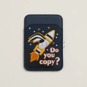Чехол-бумажник Hermès "Do You Copy?" с MagSafe для iPhone, цвет Bleu Navy/ Морской синий