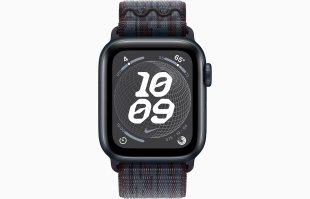 Apple Watch SE // 44мм GPS // Корпус из алюминия цвета «тёмная ночь», спортивный браслет Nike цвета «Черный/синий» (2024)