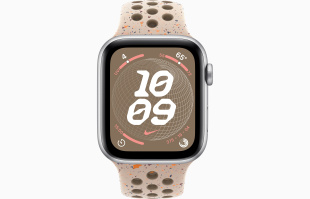 Apple Watch SE // 44мм GPS // Корпус из алюминия серебристого цвета, спортивный ремешок Nike цвета «Пустынный камень» (2024)