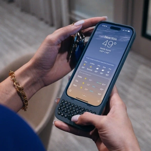 Чехол с QWERTY-клавиатурой Clicks Creator Keyboard для iPhone 15 Pro Max (London Sky/Серый)