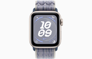 Apple Watch SE // 44мм GPS // Корпус из алюминия цвета «сияющая звезда», спортивный браслет Nike цвета «Серый/синий» (2024)