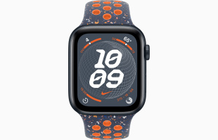 Apple Watch SE // 44мм GPS // Корпус из алюминия цвета «тёмная ночь», спортивный ремешок Nike цвета «Синее пламя» (2024)