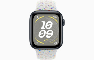 Apple Watch SE // 44мм GPS // Корпус из алюминия цвета «тёмная ночь», спортивный ремешок Nike цвета «Чистая платина» (2024)
