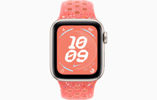 Apple Watch SE // 44мм GPS+Cellular // Корпус из алюминия цвета «сияющая звезда», спортивный ремешок Nike цвета «Волшебный уголек» (2024)
