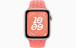 Apple Watch SE // 44мм GPS // Корпус из алюминия цвета «сияющая звезда», спортивный ремешок Nike цвета «Волшебный уголек» (2024)