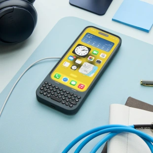 Чехол с QWERTY-клавиатурой Clicks Creator Keyboard для iPhone 15 Pro Max (London Sky/Серый)