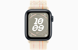 Apple Watch SE // 40мм GPS // Корпус из алюминия цвета «тёмная ночь», спортивный браслет Nike цвета «Сияющая звезда/розовый» (2024)