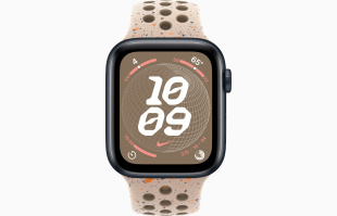 Apple Watch SE // 44мм GPS // Корпус из алюминия цвета «тёмная ночь», спортивный ремешок Nike цвета «Пустынный камень» (2024)