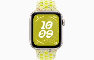 Apple Watch SE // 44мм GPS // Корпус из алюминия цвета «сияющая звезда», спортивный ремешок Nike цвета «Электрическая вспышка» (2024)