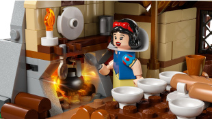Конструктор Lego Disney Princess Snow White and the Seven Dwarfs' Cottage / Белоснежка и домик семи гномов (43242)