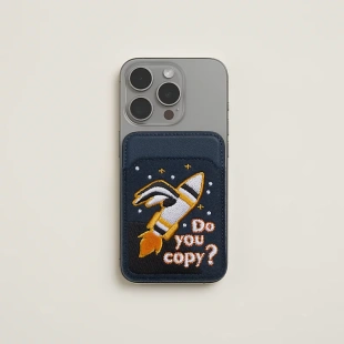 Чехол-бумажник Hermès "Do You Copy?" с MagSafe для iPhone, цвет Bleu Navy/ Морской синий