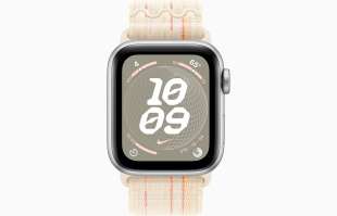 Apple Watch SE // 44мм GPS // Корпус из алюминия серебристого цвета, спортивный браслет Nike цвета «Сияющая звезда/розовый» (2024)