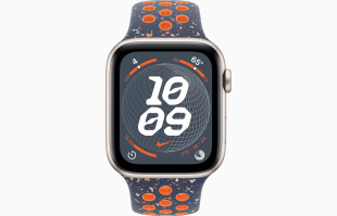Apple Watch SE // 40мм GPS // Корпус из алюминия цвета «сияющая звезда», спортивный ремешок Nike цвета «Синее пламя» (2024)