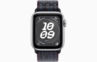 Apple Watch SE // 40мм GPS // Корпус из алюминия серебристого цвета, спортивный браслет Nike цвета «Черный/синий» (2024)