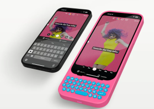 Чехол с QWERTY-клавиатурой Clicks Creator Keyboard для iPhone 15 (Miami Beach/Розовый)