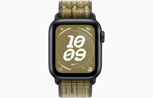 Apple Watch SE // 44мм GPS+Cellular // Корпус из алюминия цвета «тёмная ночь», спортивный браслет Nike цвета «Зеленый/серый» (2024)
