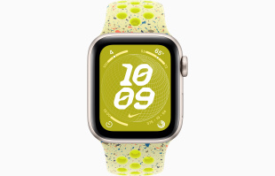 Apple Watch SE // 44мм GPS+Cellular // Корпус из алюминия цвета «сияющая звезда», спортивный ремешок Nike цвета «Электрическая вспышка» (2024)