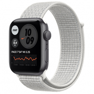 Apple Watch SE // 44мм GPS // Корпус из алюминия цвета «серый космос», спортивный браслет Nike цвета «Снежная вершина» (2020)