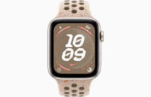 Apple Watch SE // 44мм GPS // Корпус из алюминия цвета «сияющая звезда», спортивный ремешок Nike цвета «Пустынный камень» (2024)