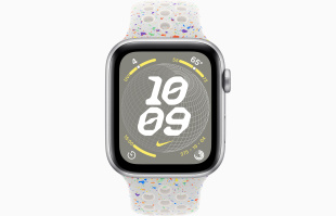 Apple Watch SE // 44мм GPS // Корпус из алюминия серебристого цвета, спортивный ремешок Nike цвета «Чистая платина» (2024)